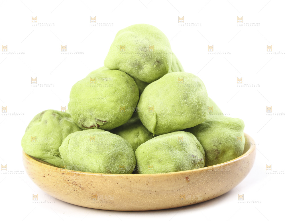 白底上放着一碟抹茶味奶枣