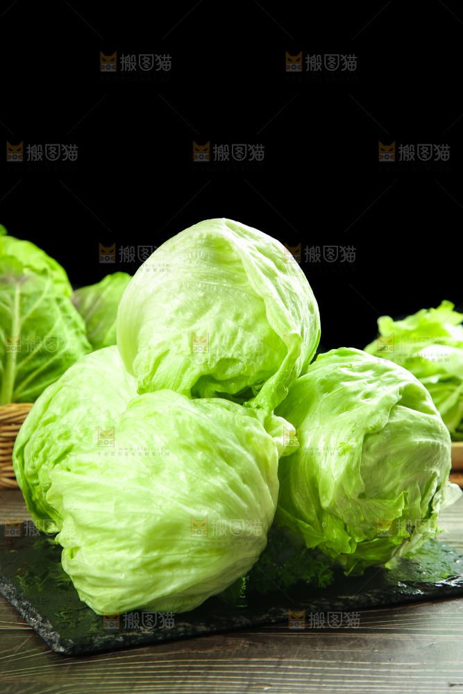 黑石板上放着圆生菜