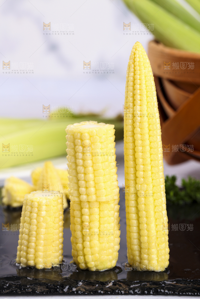 石板上放着玉米笋