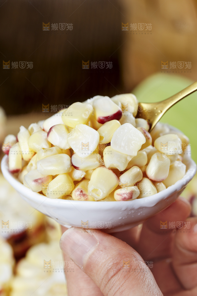 手拿一碟花糯玉米粒