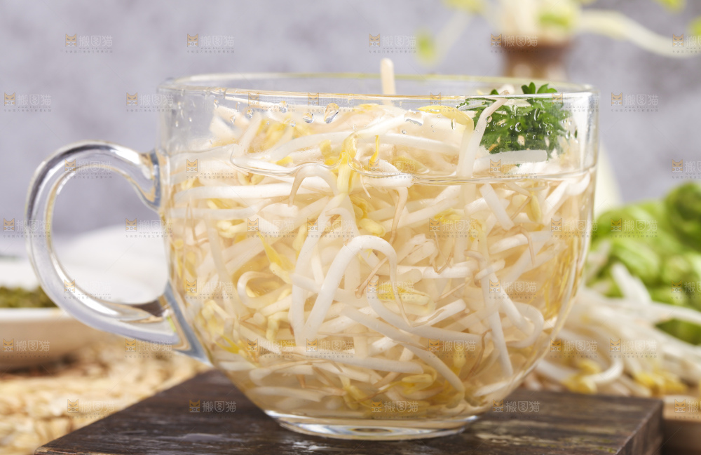 木板上的嫩豆芽