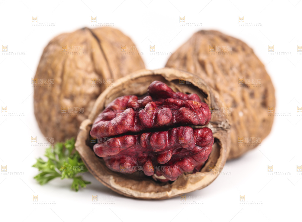 白底上摆放着薄皮红肉核桃