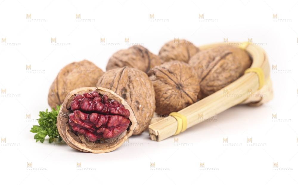 篮子里装着红皮核桃