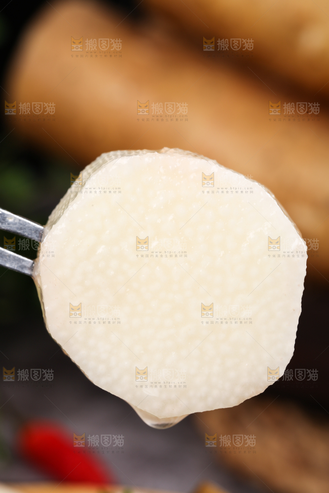 叉子上叉着山药片
