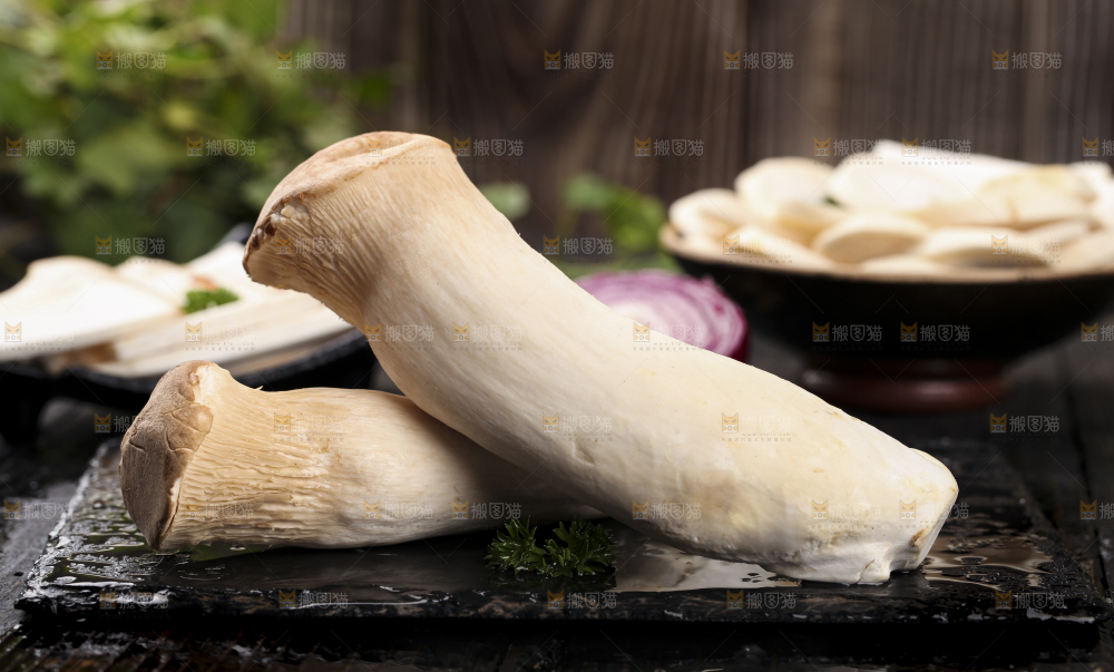 黑石板上的杏鲍菇
