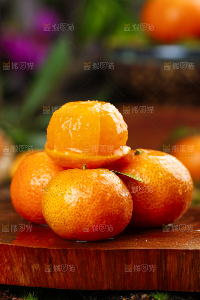 木底上削皮的砂糖桔