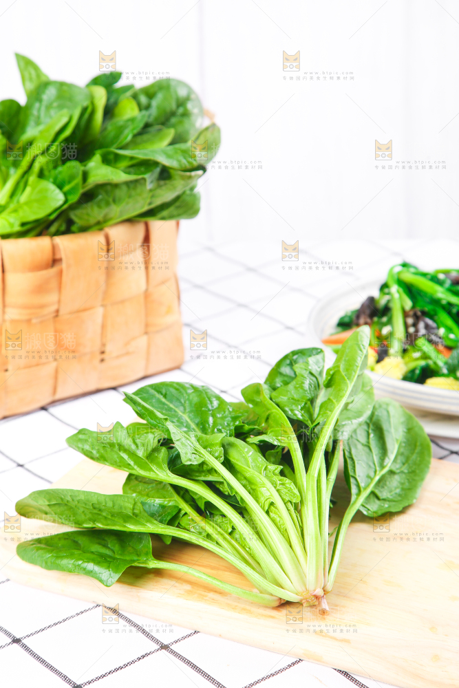 白格子底上的嫩菠菜