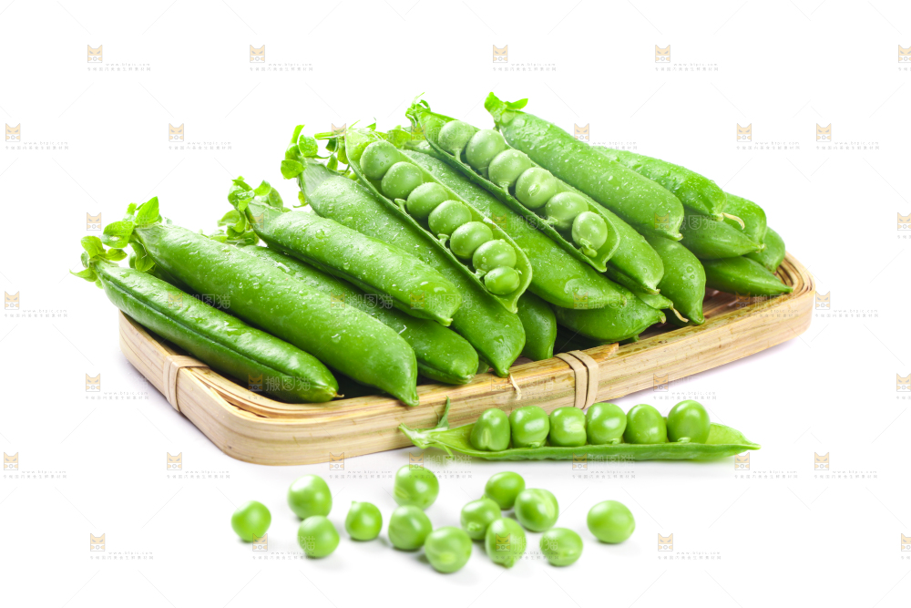 一盘新鲜豌豆放在白底上