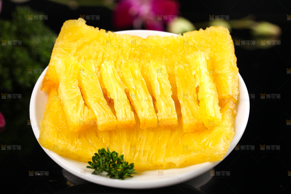 黑底上放着椰汁黄金糕