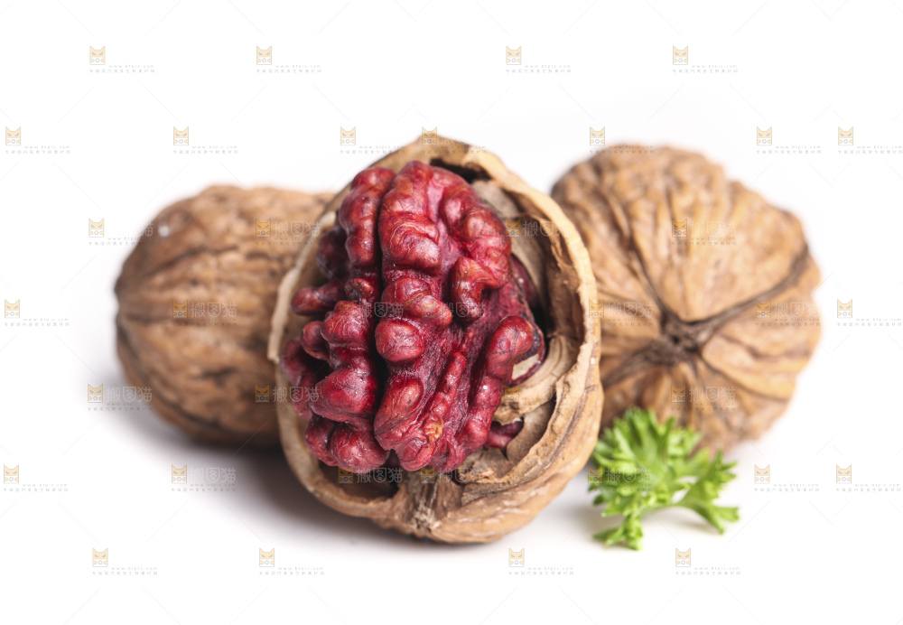 白底上摆放着薄皮红肉核桃