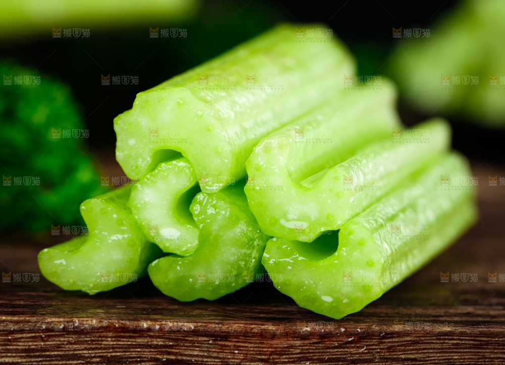 深底上放着洋芹菜