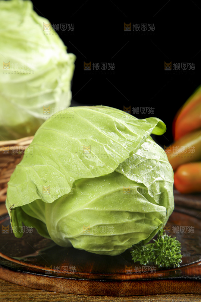 木板上摆放着卷心菜