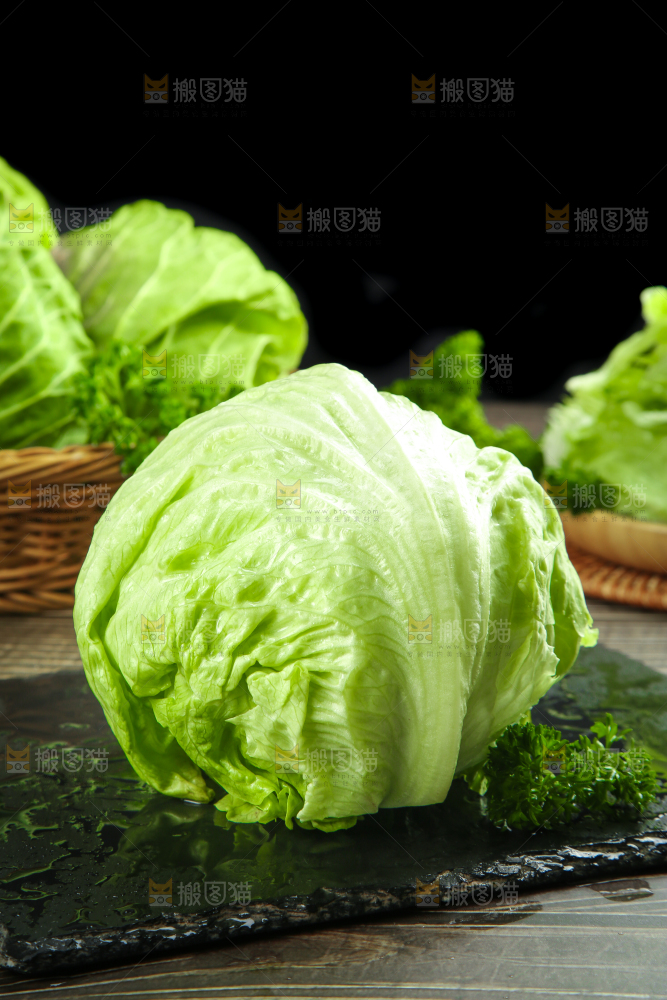 黑石板上放着圆生菜