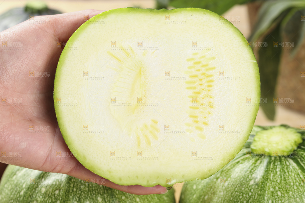 手里拿着青南瓜