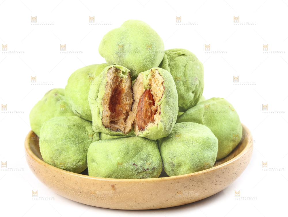 白底上放着一碟抹茶味奶枣