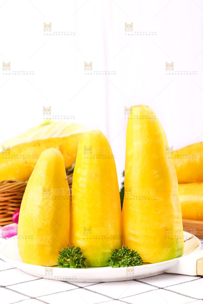 盘子里装着黄皮胡萝卜