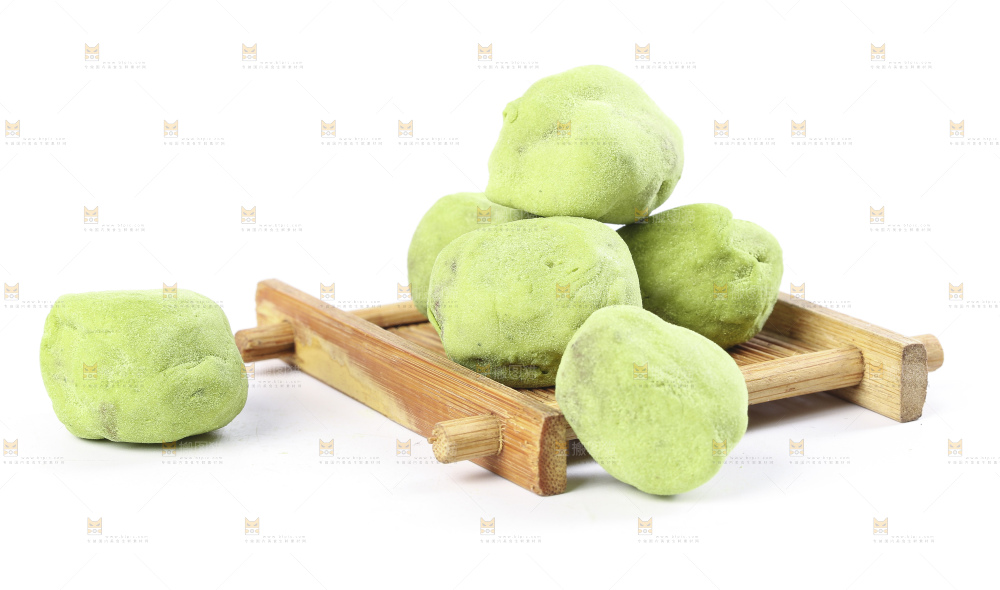 白底上放着一盘抹茶味奶枣