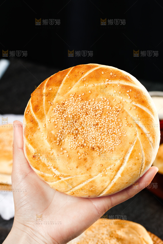 手里拿着吊炉烧饼