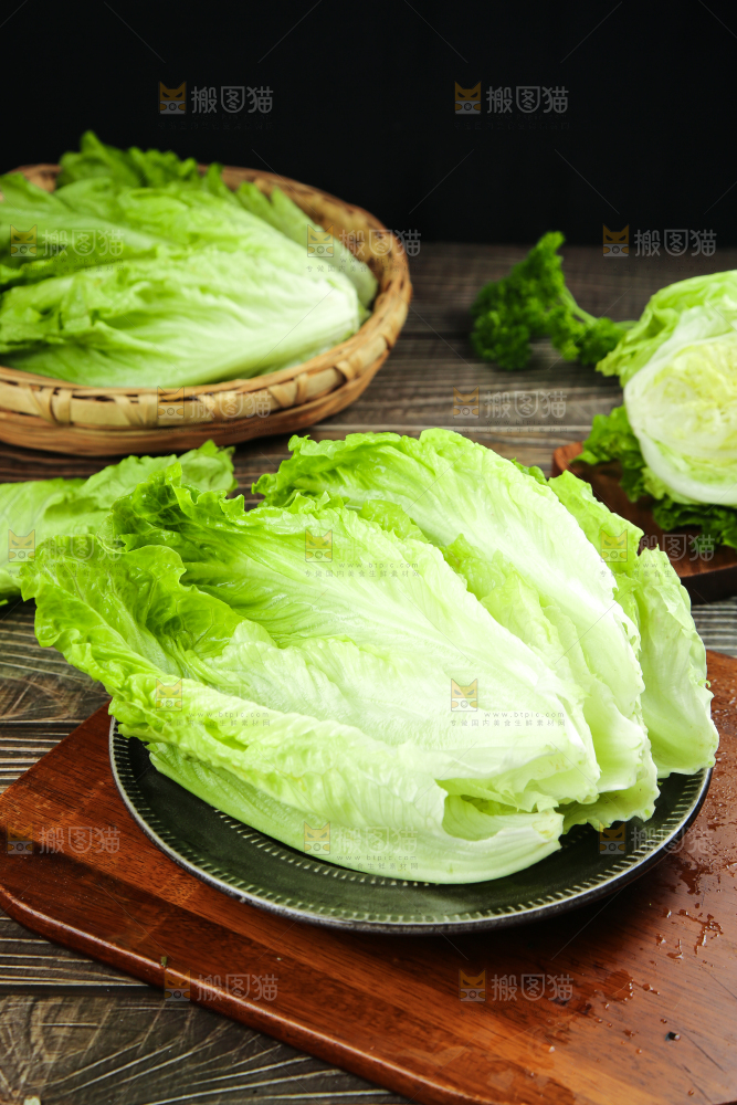 木板上放着新鲜生菜