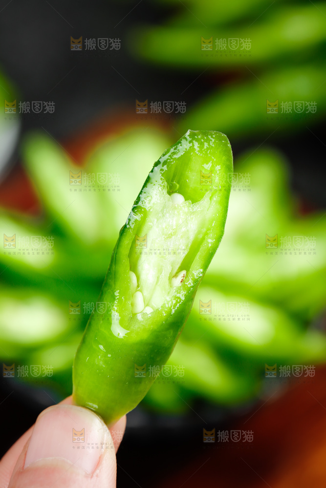 手里拿着二荆条辣椒