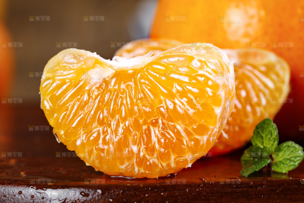 木底上的皇帝柑果肉
