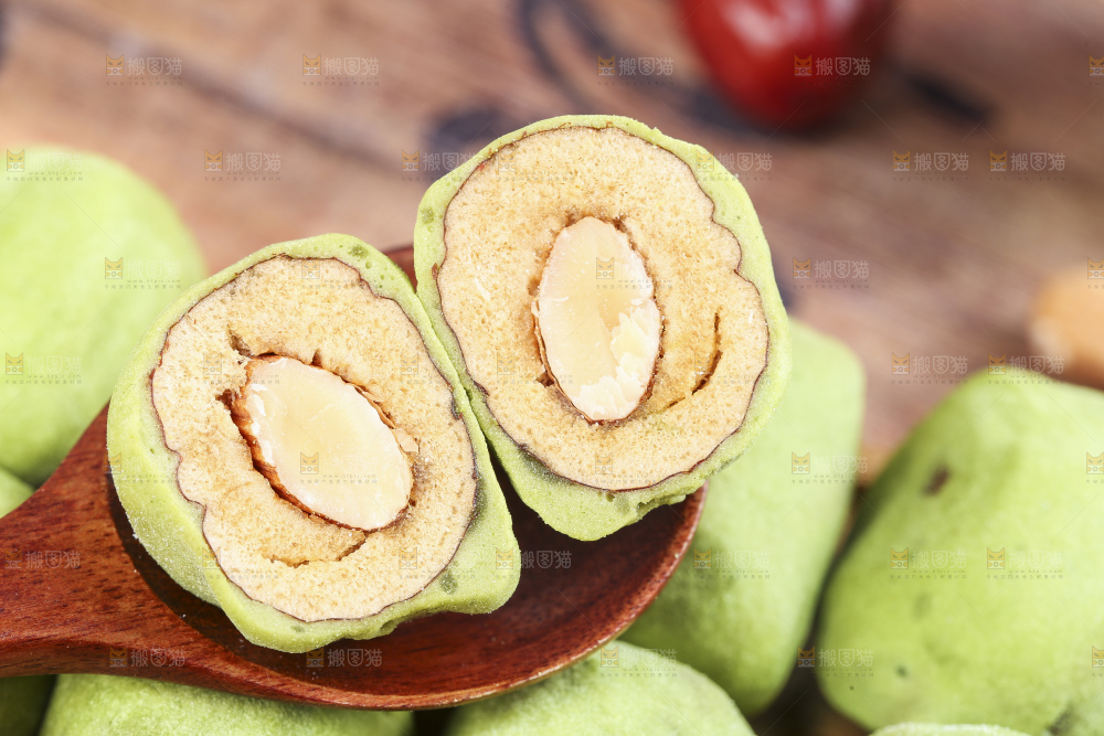 勺子里切开的抹茶味奶枣