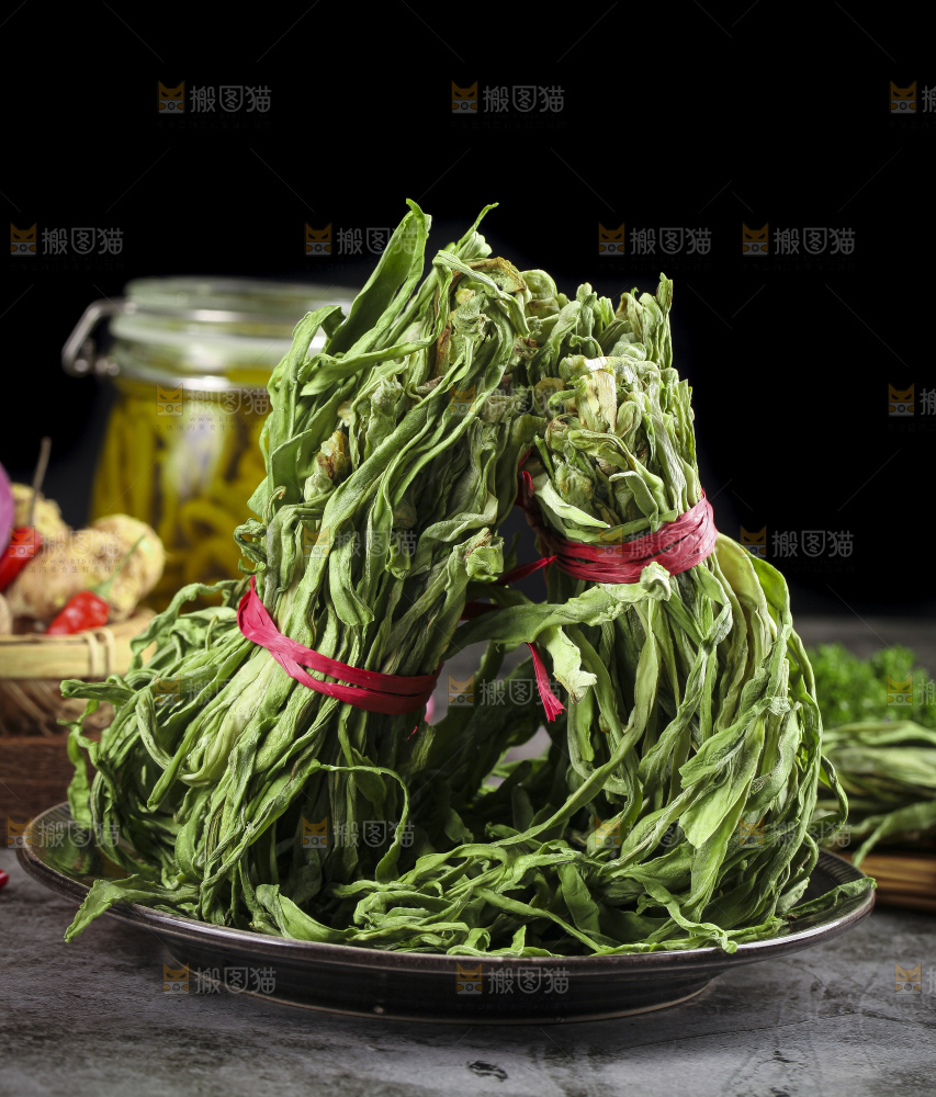 深底上放着干苔菜