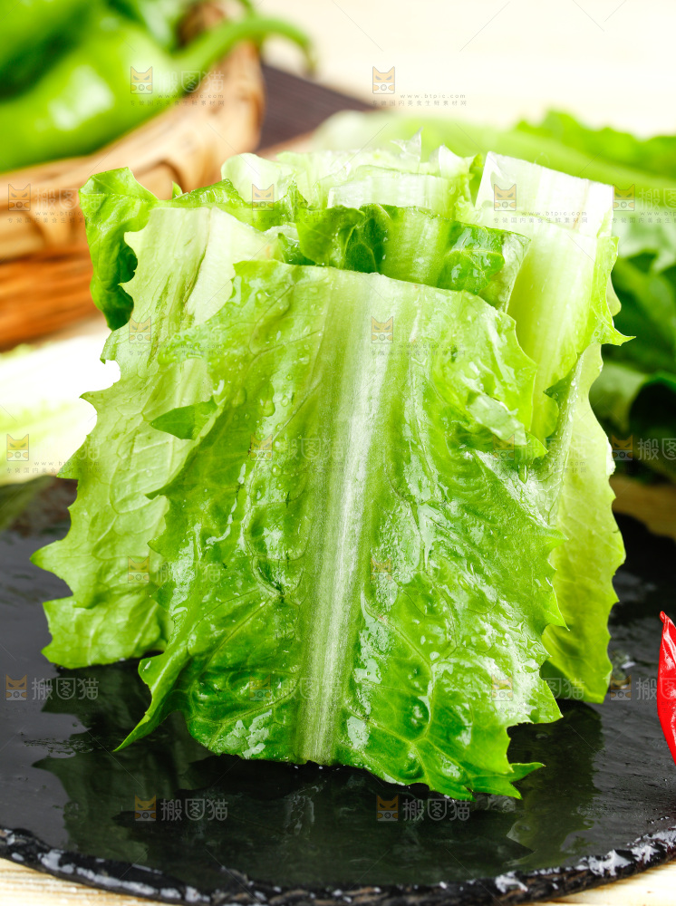 黑石板上放着新鲜油麦菜