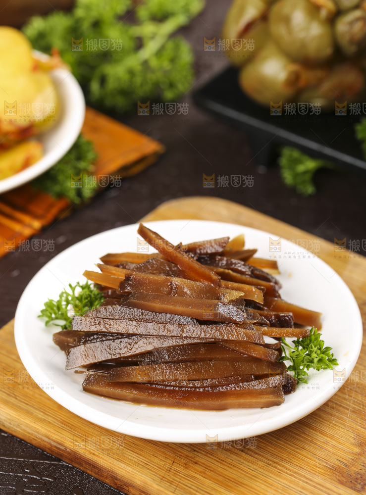 木板上放着咸菜条