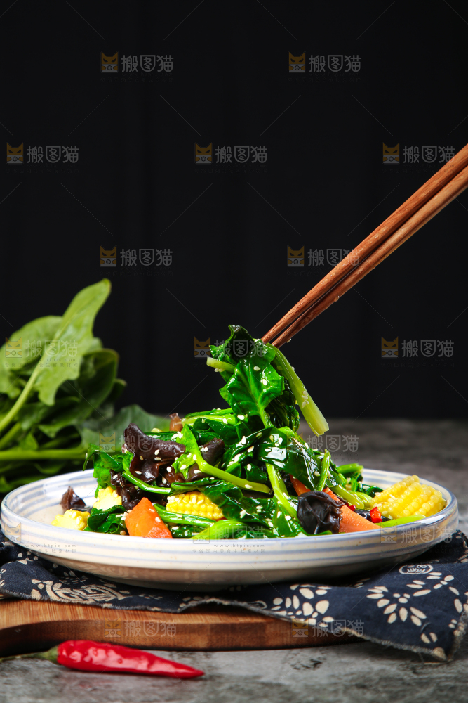 盘子里装着炒菠菜