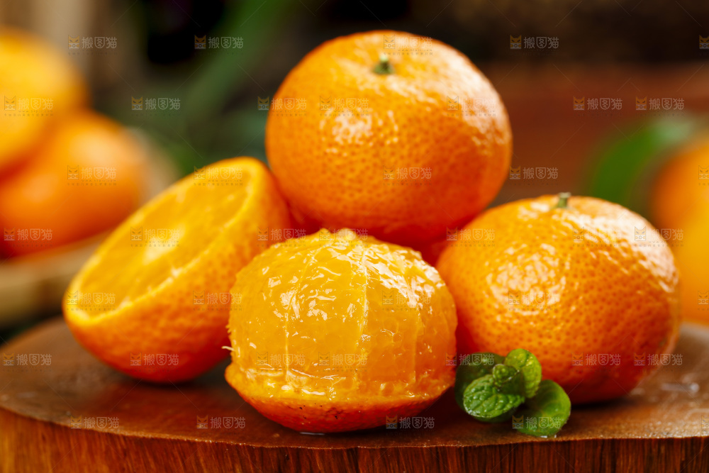 木底上放着削皮的广西砂糖橘