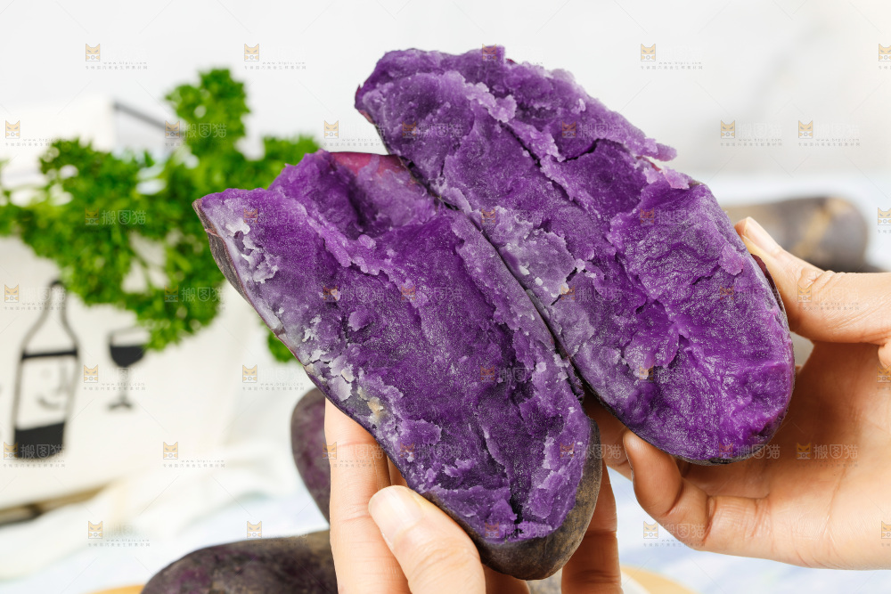 手里拿着新鲜土豆