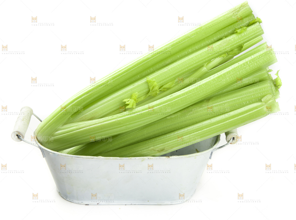 盘子里装着新鲜西芹