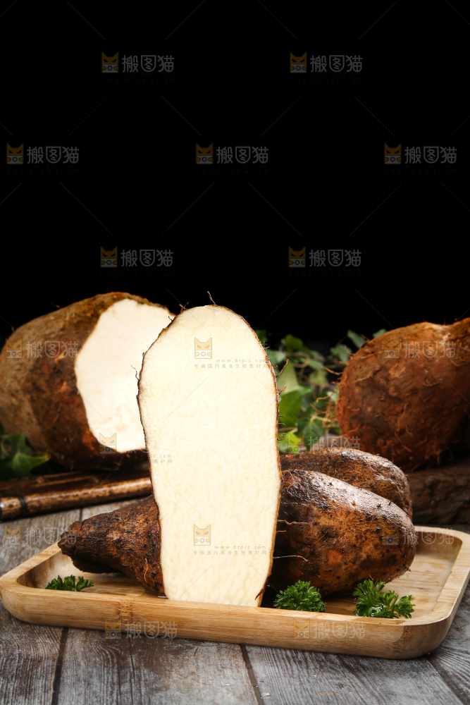 木板上放着新鲜山药