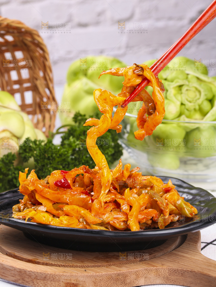 筷子上夹着腌制榨菜