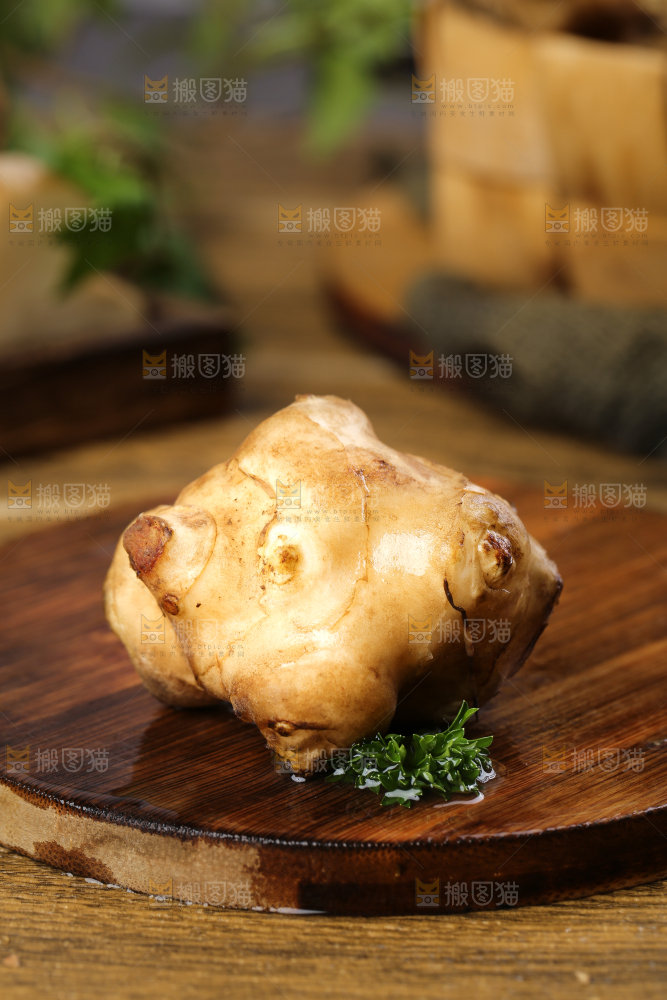 木板上放着洋姜