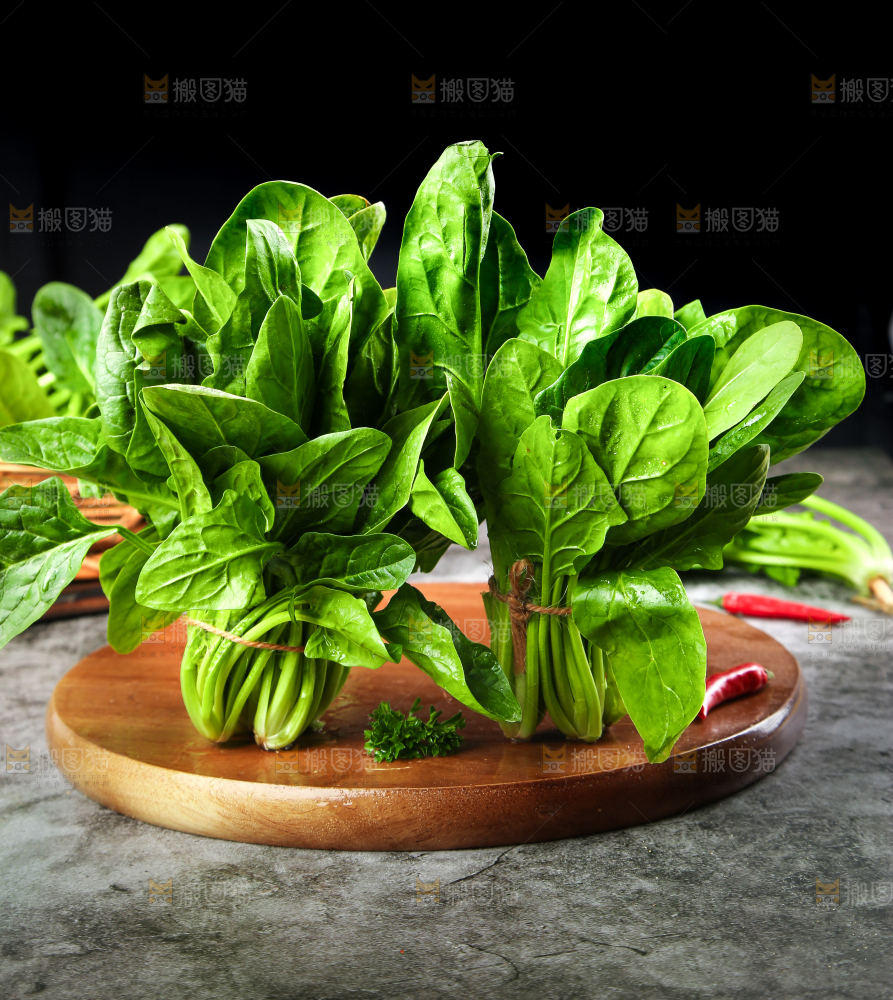 木板上放着绿色菠菜