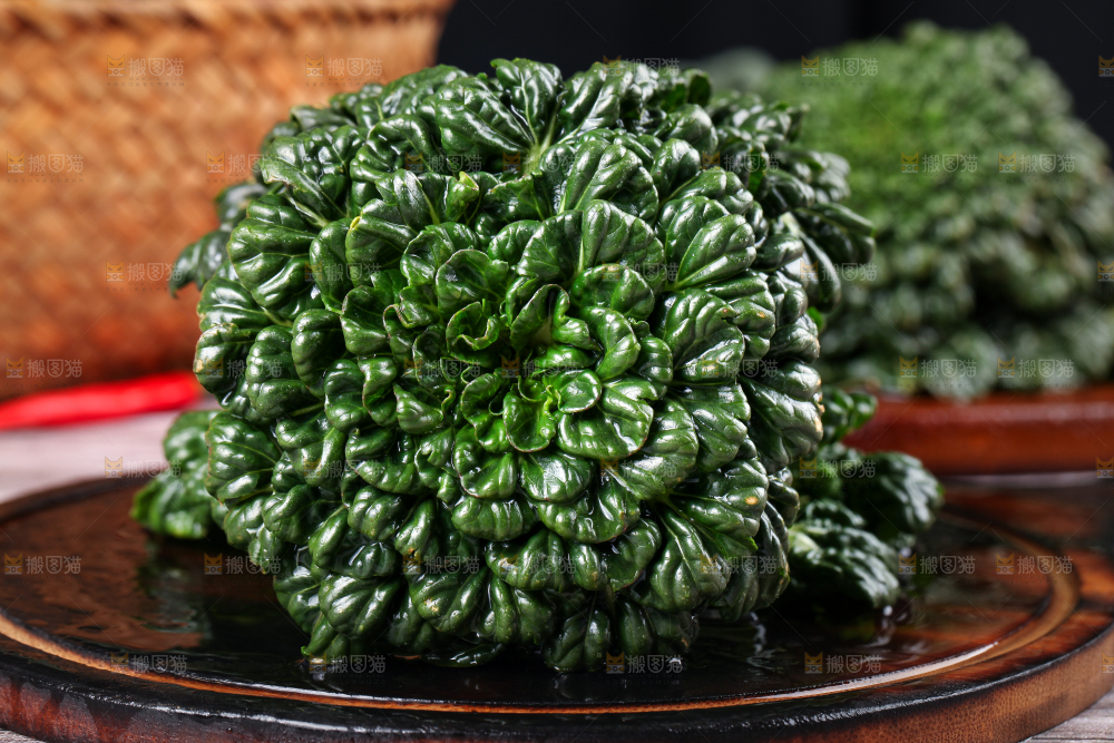 盘子里装着农家乌塌菜