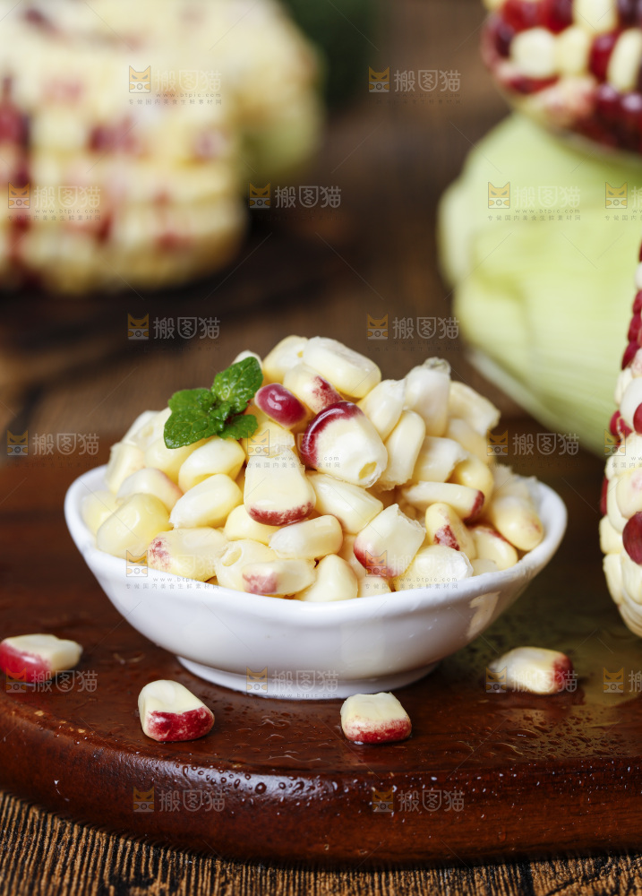 深底上放着一碟花糯玉米粒