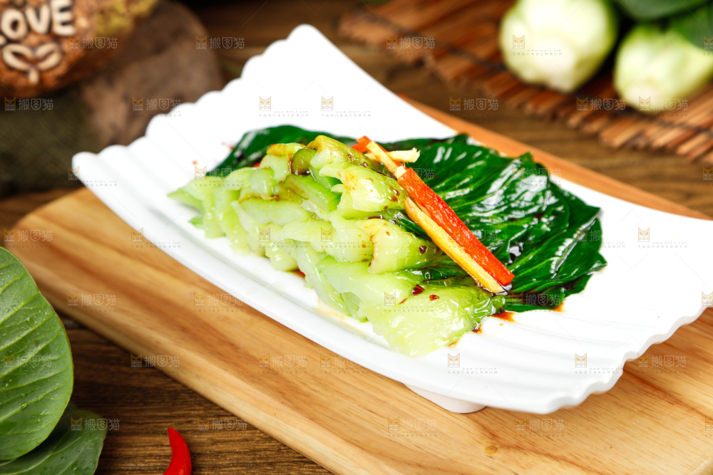 盘子里装着炒青菜