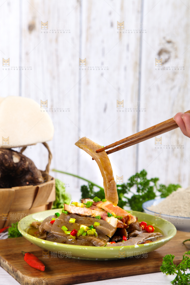 盘子里装着凉拌魔芋豆腐