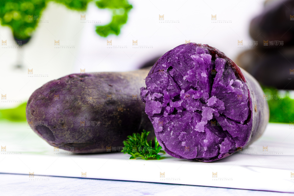 石板上的花青素紫土豆