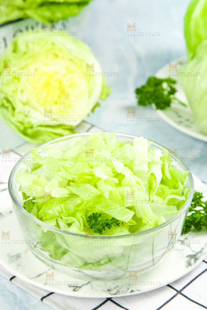 盘子里装着球生菜