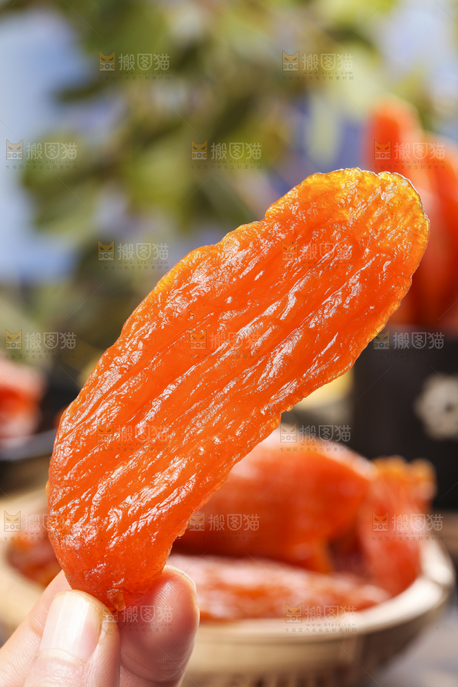 手里拿着无糖红薯干