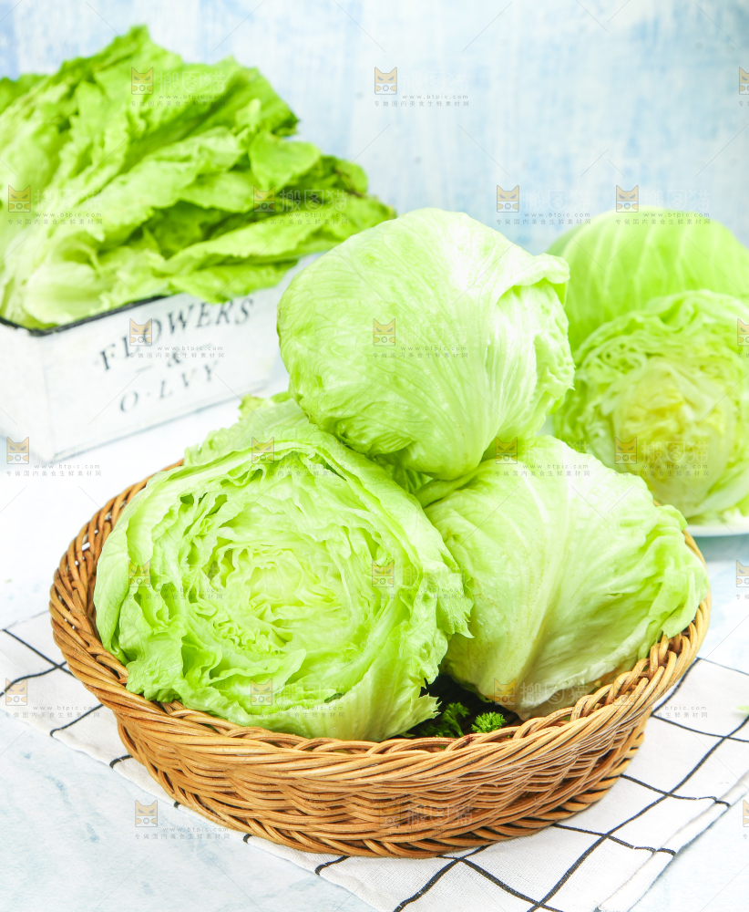 篮子里放着圆生菜