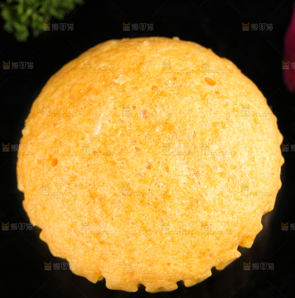 黑石板上放着广式马拉糕