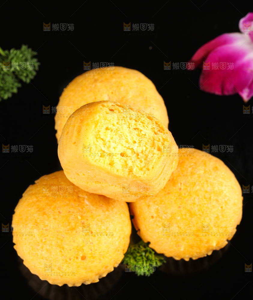 黑石板上放着广式马拉糕
