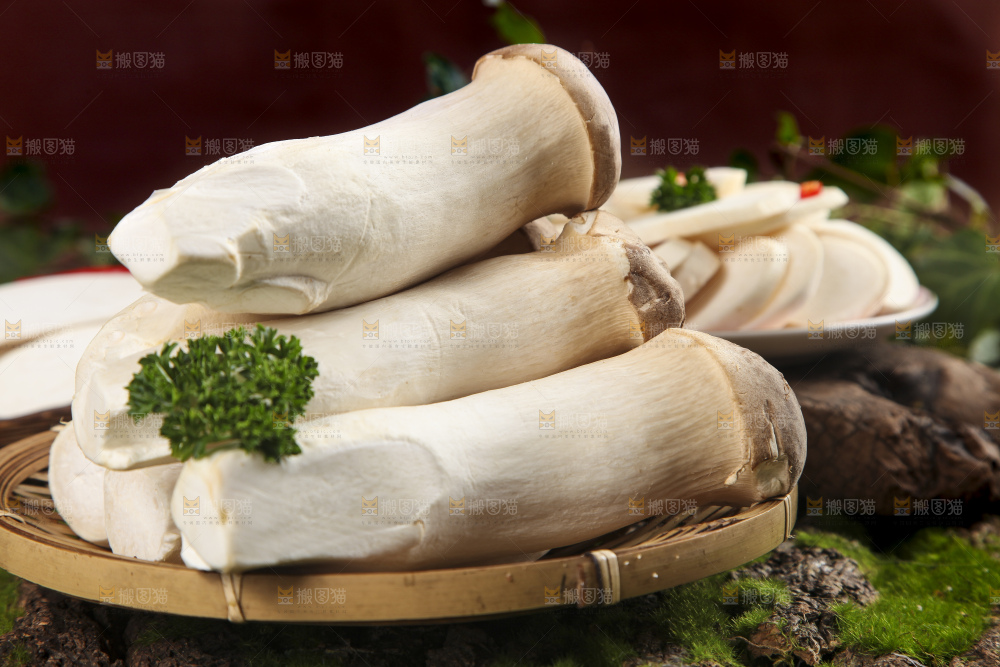 盘子上的农家杏鲍菇