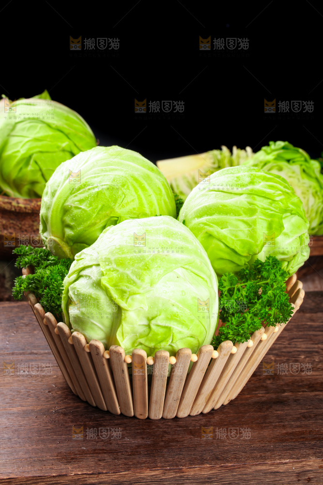 黑底上放着绿甘蓝