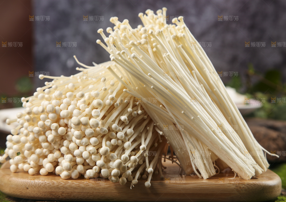 木板上摆放着新鲜金针菇